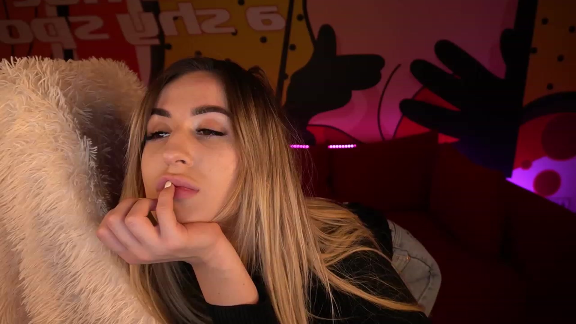 Gallery image thumbnail from LiaBrazzer's myfreecams stream on, 01/10/2023, 19:30 image 11 of 20