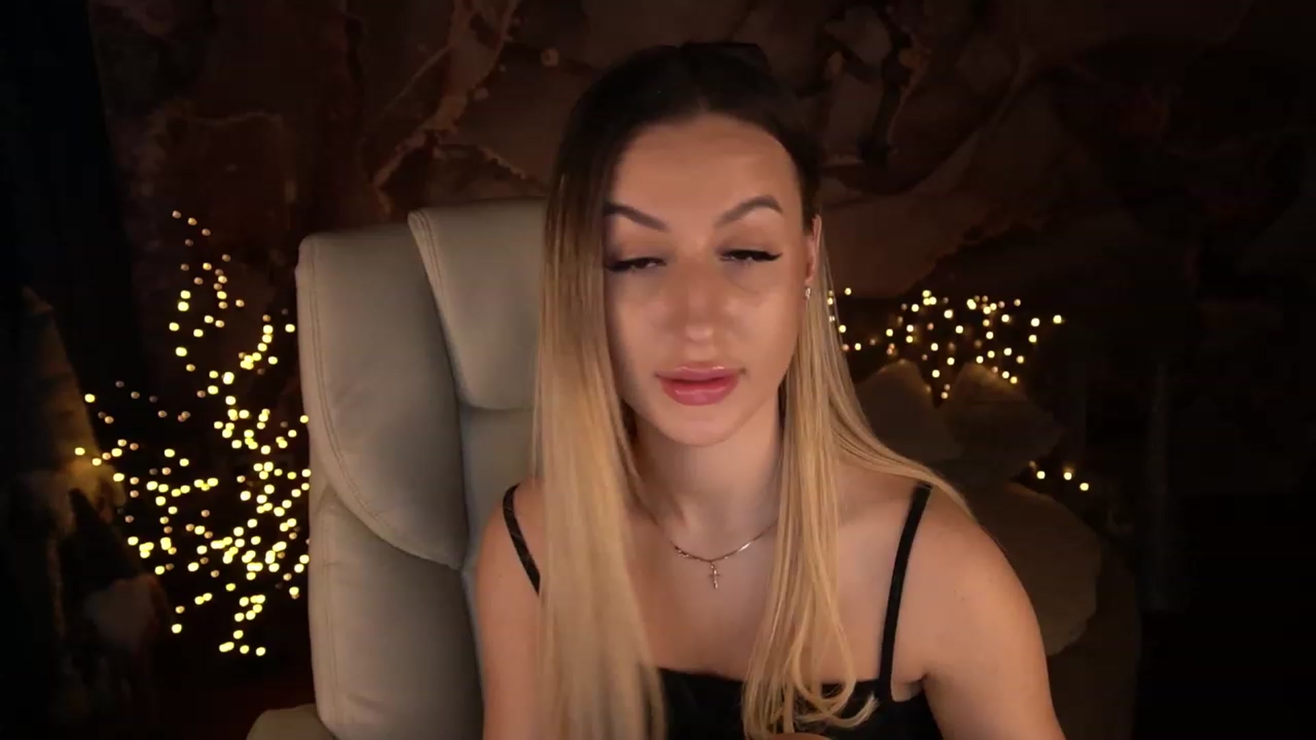 Gallery image thumbnail from LiaBrazzer's myfreecams stream on, 01/16/2023, 11:40 image 5 of 20
