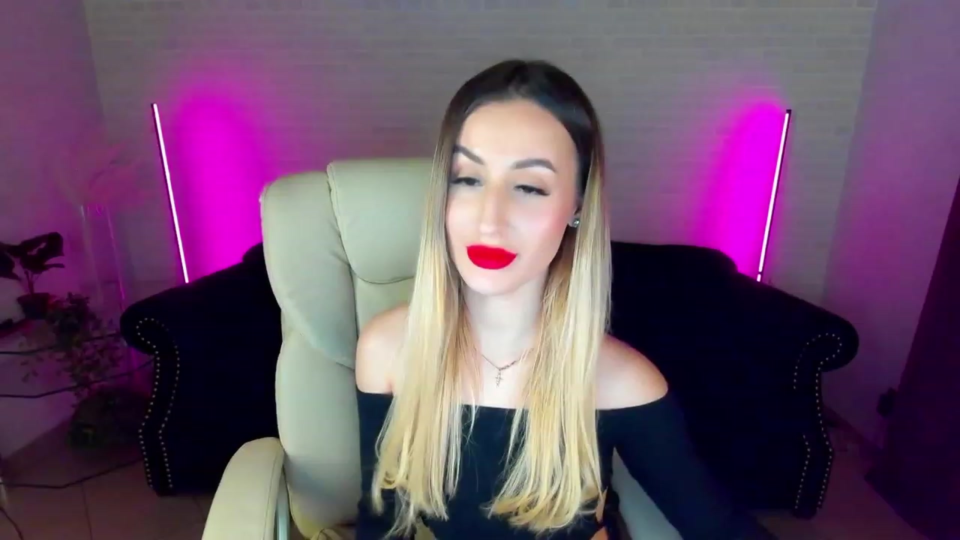 Gallery image thumbnail from LiaBrazzer's myfreecams stream on, 01/20/2023, 15:21 image 8 of 20