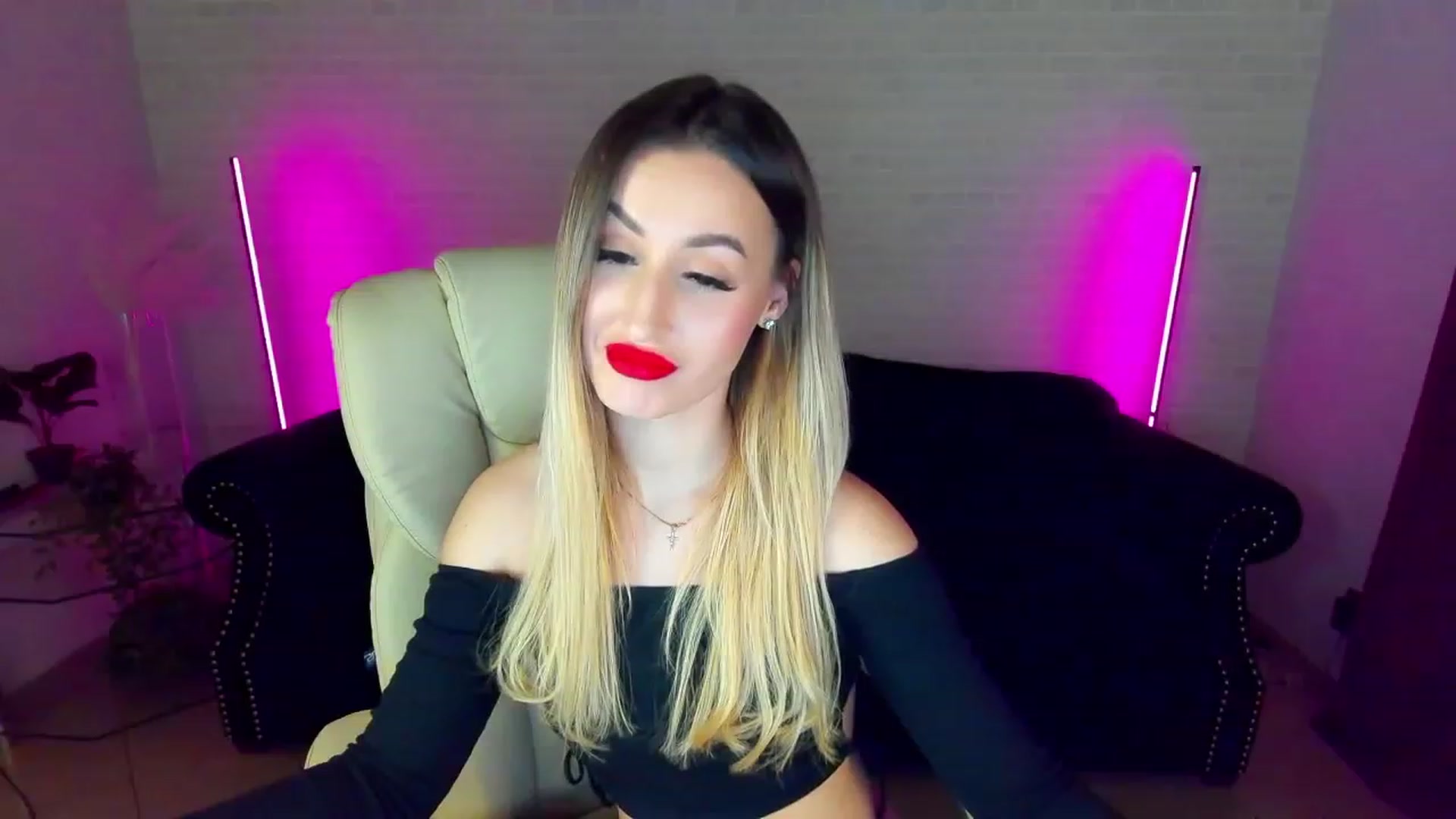 Gallery image thumbnail from LiaBrazzer's myfreecams stream on, 01/20/2023, 15:21 image 14 of 20