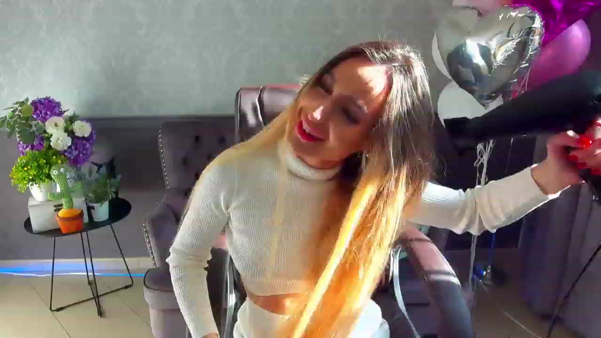Gallery image thumbnail from LiaBrazzer's myfreecams stream on, 02/22/2023, 12:45 image 10 of 20