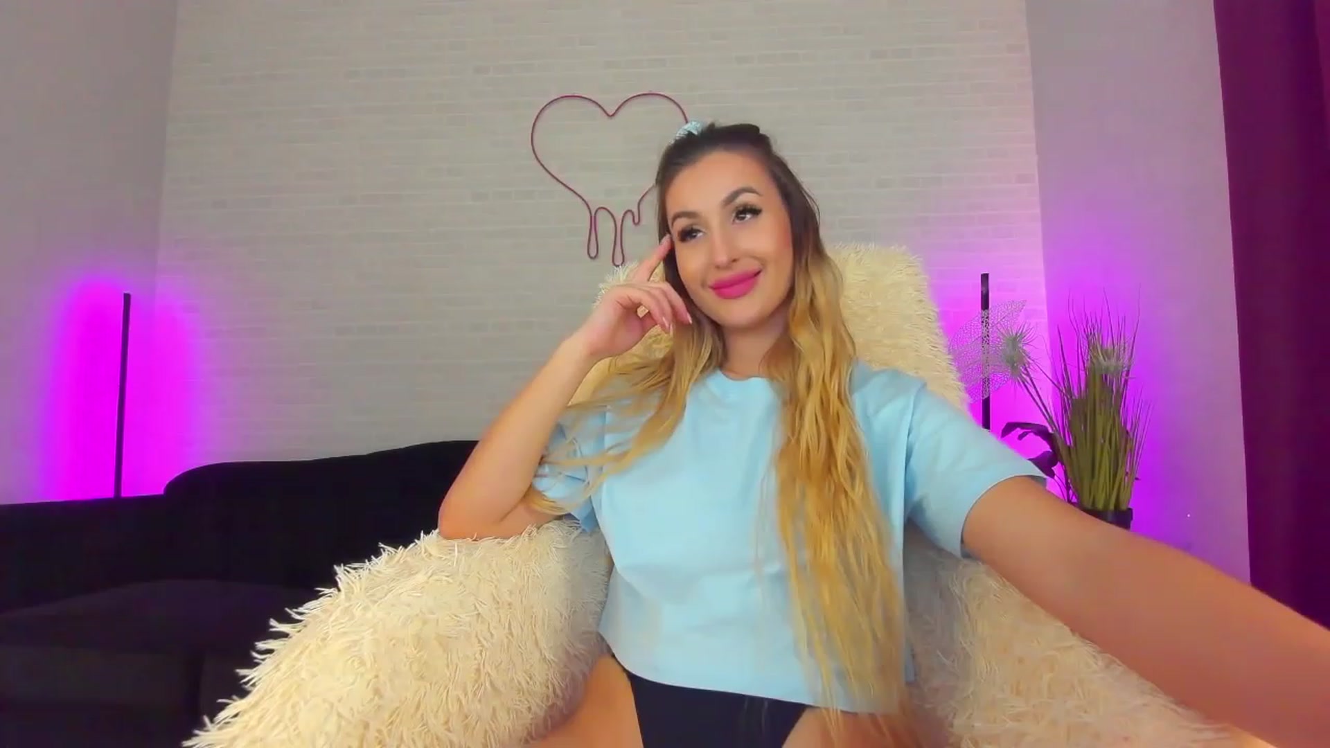 Gallery image thumbnail from LiaBrazzer's myfreecams stream on, 03/04/2023, 12:25 image 17 of 20