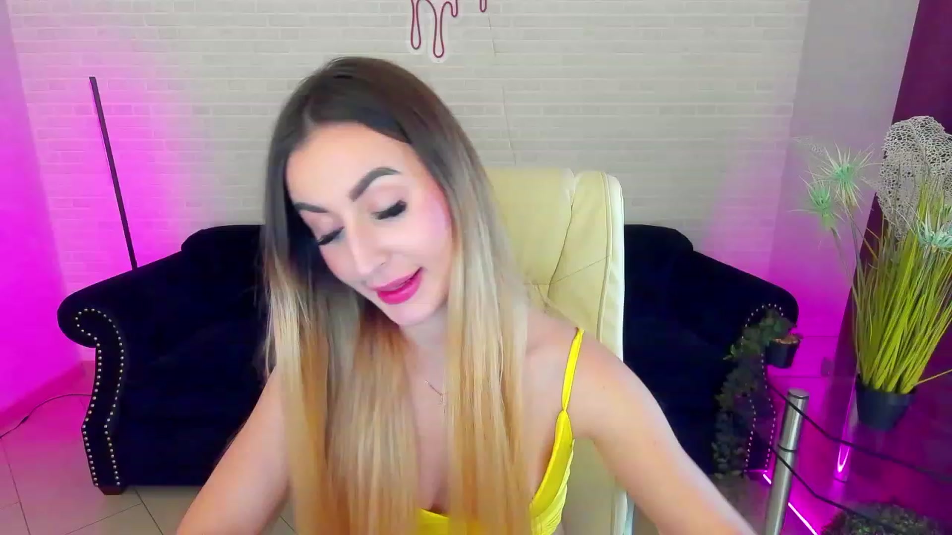 Gallery image thumbnail from LiaBrazzer's myfreecams stream on, 03/05/2023, 10:24 image 7 of 20