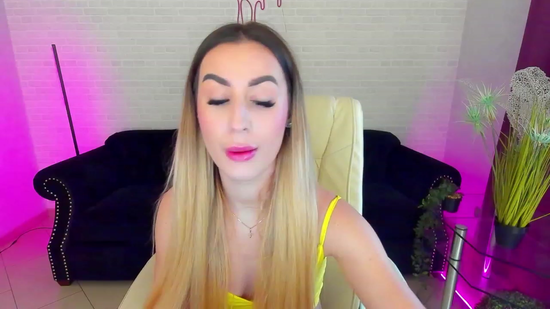 Gallery image thumbnail from LiaBrazzer's myfreecams stream on, 03/05/2023, 10:24 image 9 of 20