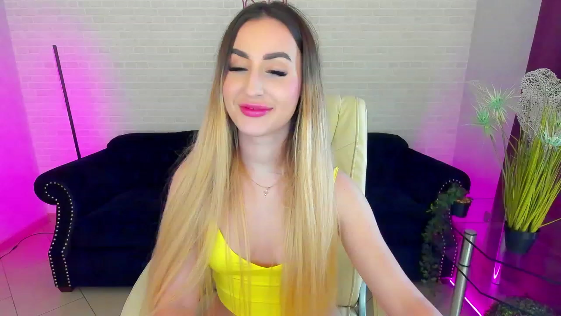Gallery image thumbnail from LiaBrazzer's myfreecams stream on, 03/05/2023, 10:24 image 8 of 20