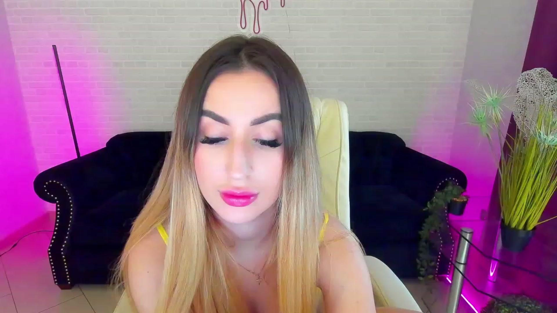 Gallery image thumbnail from LiaBrazzer's myfreecams stream on, 03/05/2023, 10:24 image 2 of 20