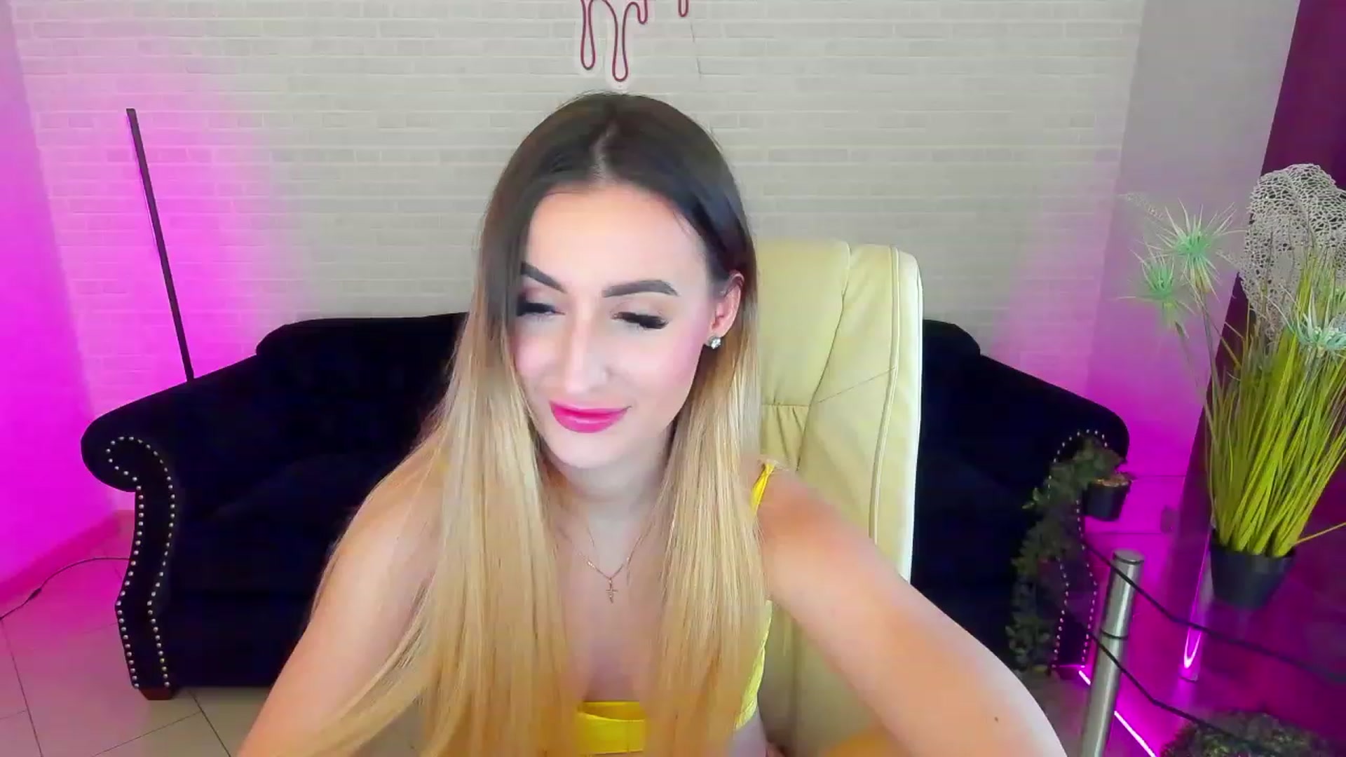Gallery image thumbnail from LiaBrazzer's myfreecams stream on, 03/05/2023, 10:24 image 3 of 20
