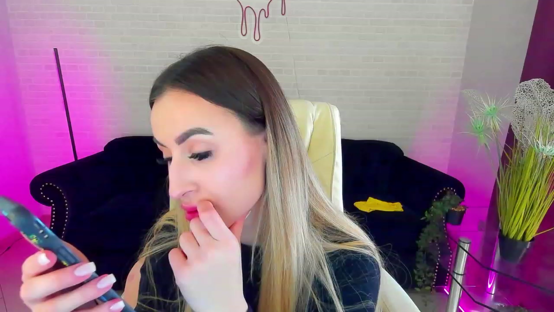 Gallery image thumbnail from LiaBrazzer's myfreecams stream on, 03/05/2023, 12:17 image 1 of 20
