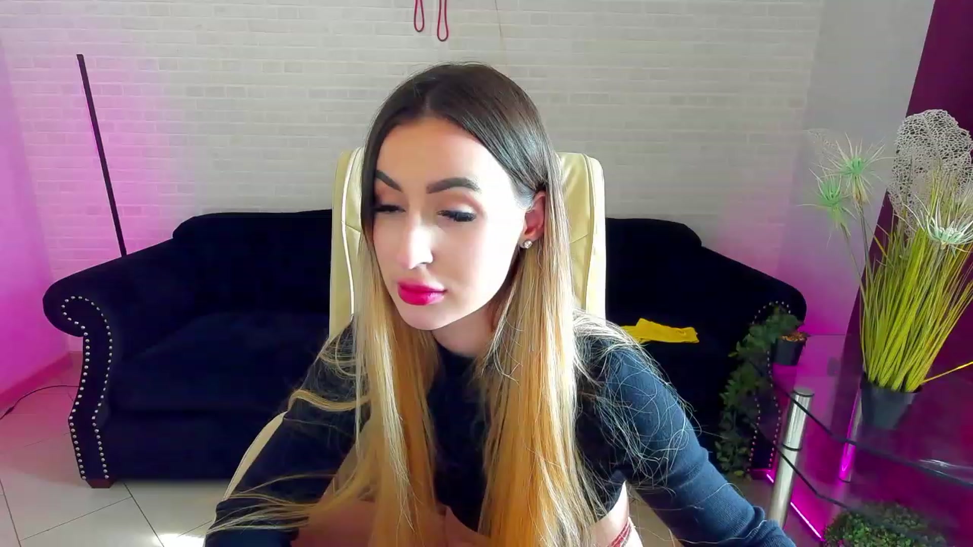 Gallery image thumbnail from LiaBrazzer's myfreecams stream on, 03/05/2023, 12:17 image 17 of 20