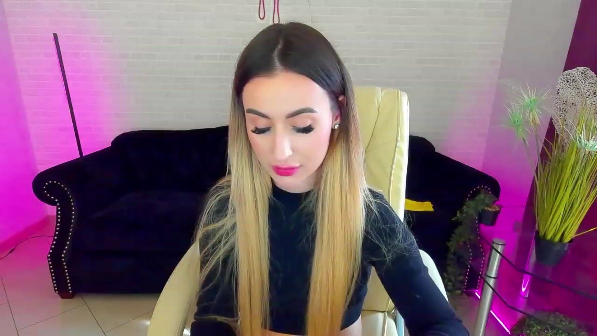 Gallery image thumbnail from LiaBrazzer's myfreecams stream on, 03/05/2023, 12:17 image 13 of 20