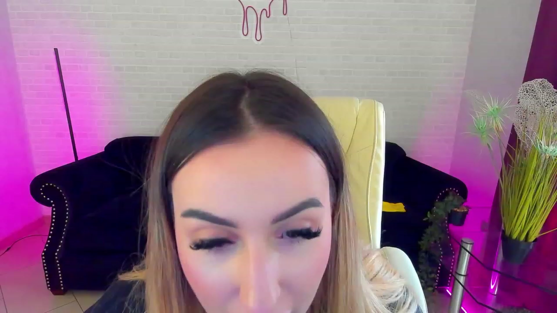 Gallery image thumbnail from LiaBrazzer's myfreecams stream on, 03/05/2023, 12:17 image 8 of 20