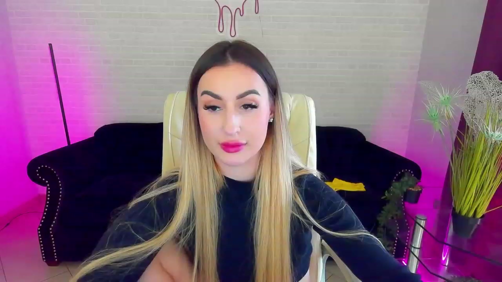 Gallery image thumbnail from LiaBrazzer's myfreecams stream on, 03/05/2023, 12:17 image 3 of 20