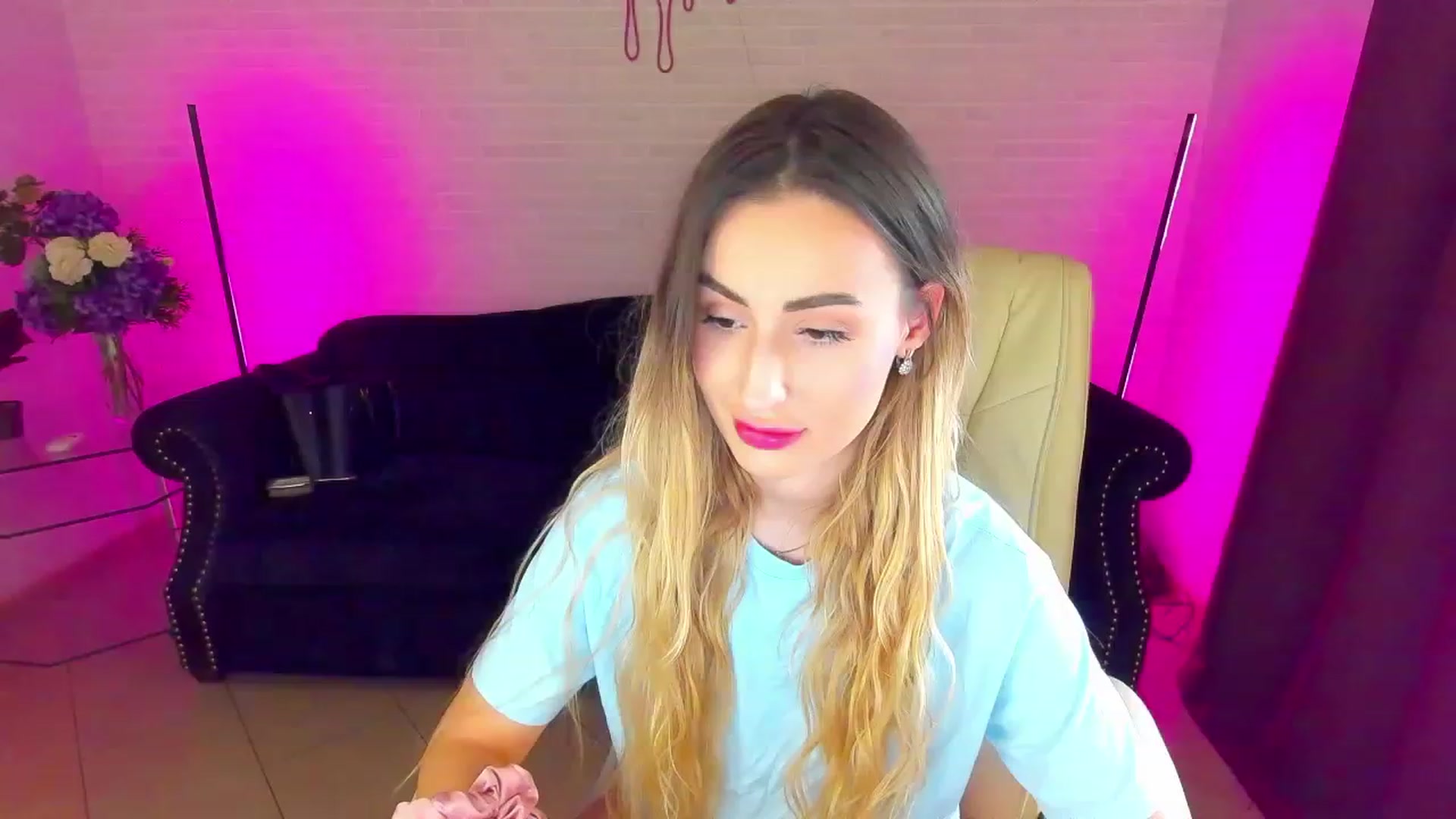 Gallery image thumbnail from LiaBrazzer's myfreecams stream on, 03/15/2023, 09:03 image 16 of 20