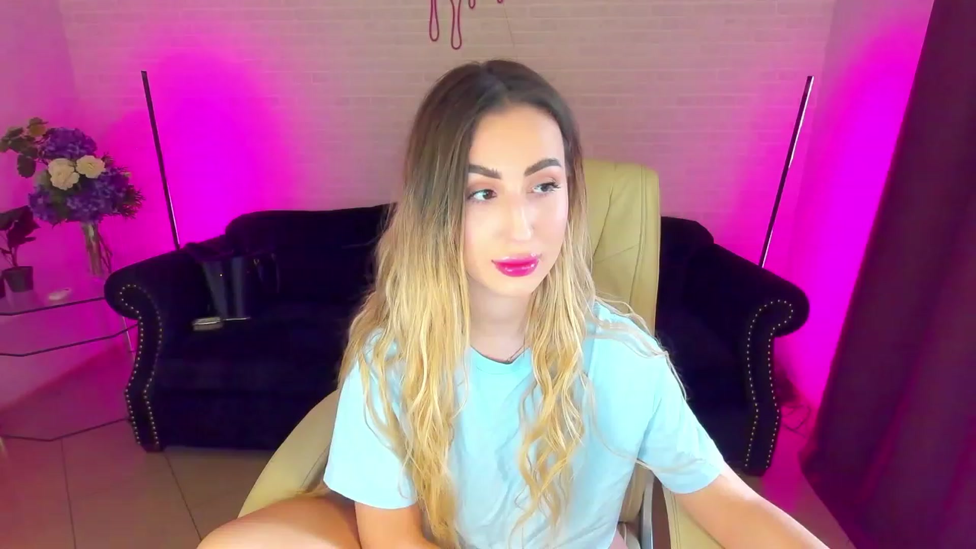 Gallery image thumbnail from LiaBrazzer's myfreecams stream on, 03/15/2023, 09:03 image 3 of 20