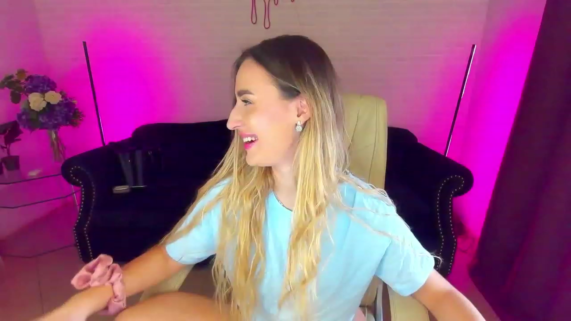 Gallery image thumbnail from LiaBrazzer's myfreecams stream on, 03/15/2023, 09:03 image 2 of 20