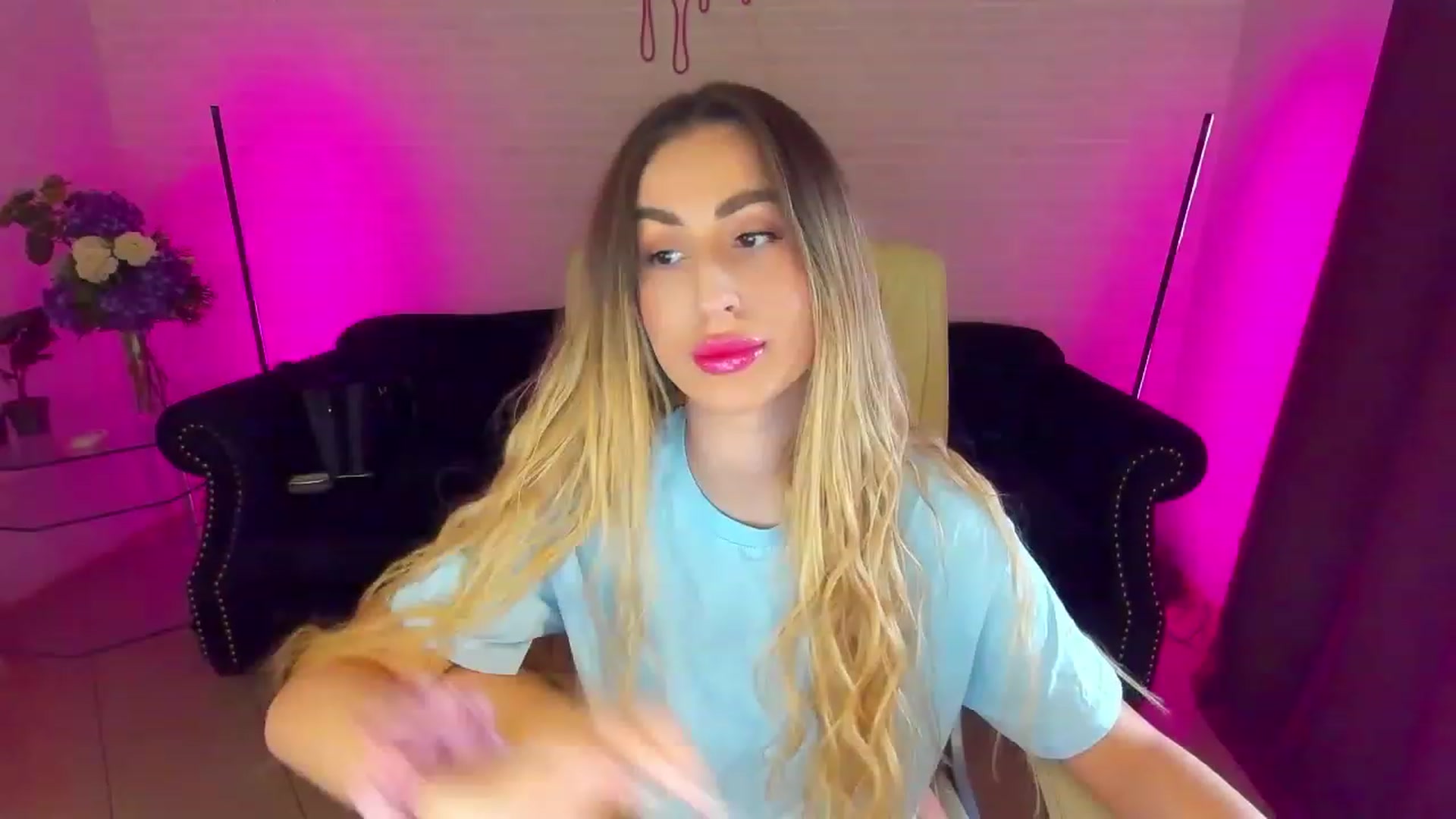 Gallery image thumbnail from LiaBrazzer's myfreecams stream on, 03/15/2023, 09:03 image 4 of 20