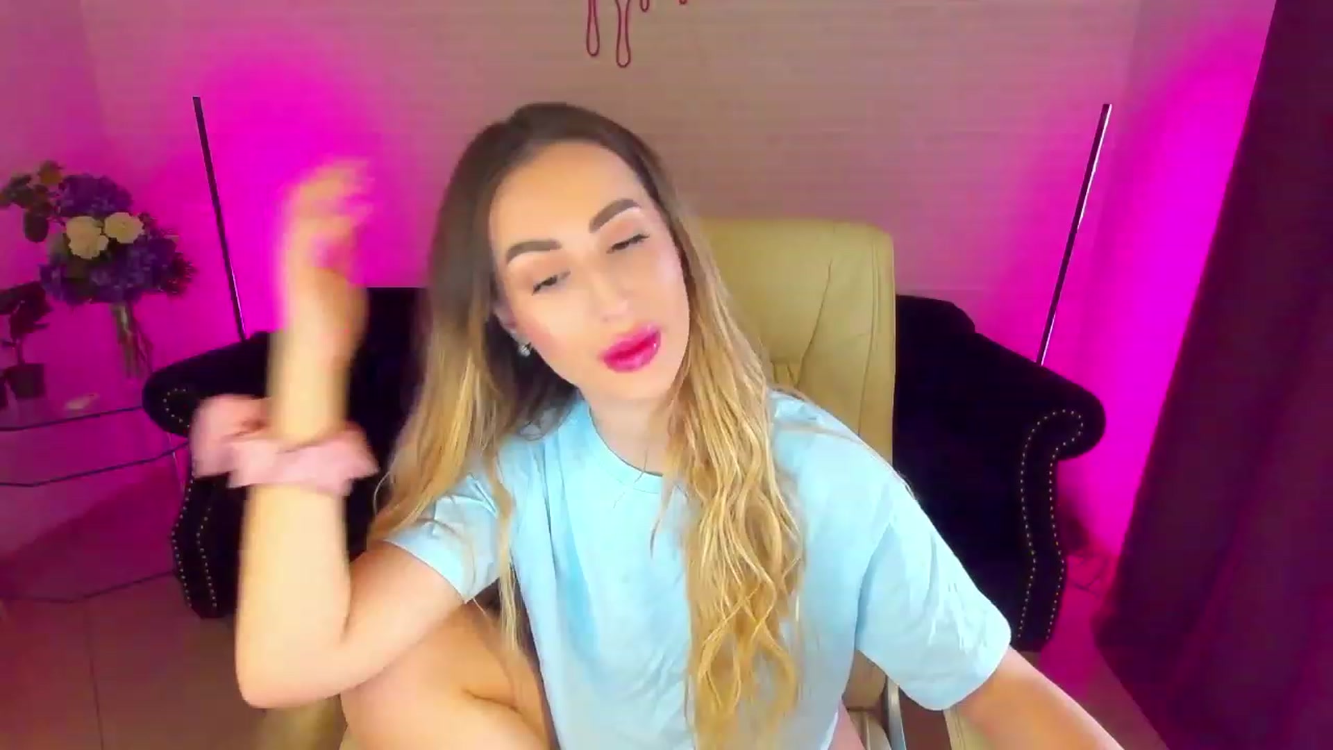 Gallery image thumbnail from LiaBrazzer's myfreecams stream on, 03/15/2023, 09:03 image 7 of 20