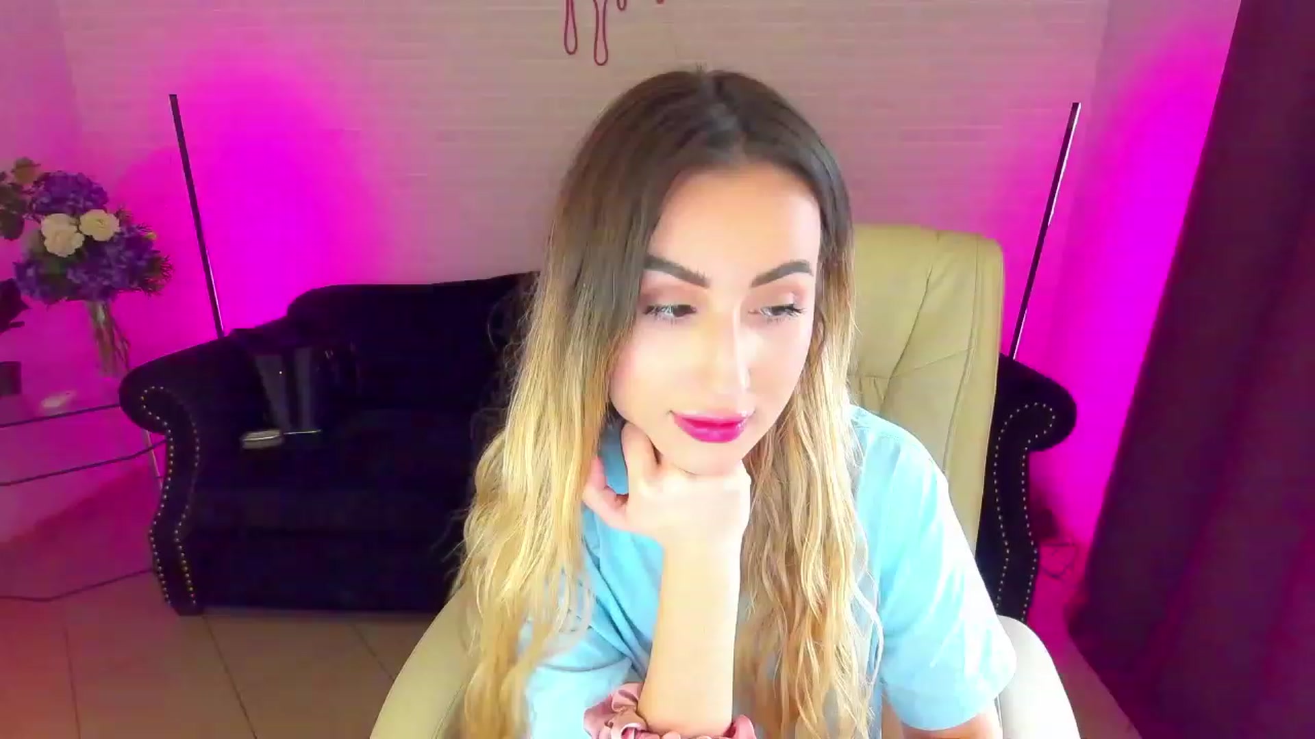 Gallery image thumbnail from LiaBrazzer's myfreecams stream on, 03/15/2023, 09:03 image 17 of 20