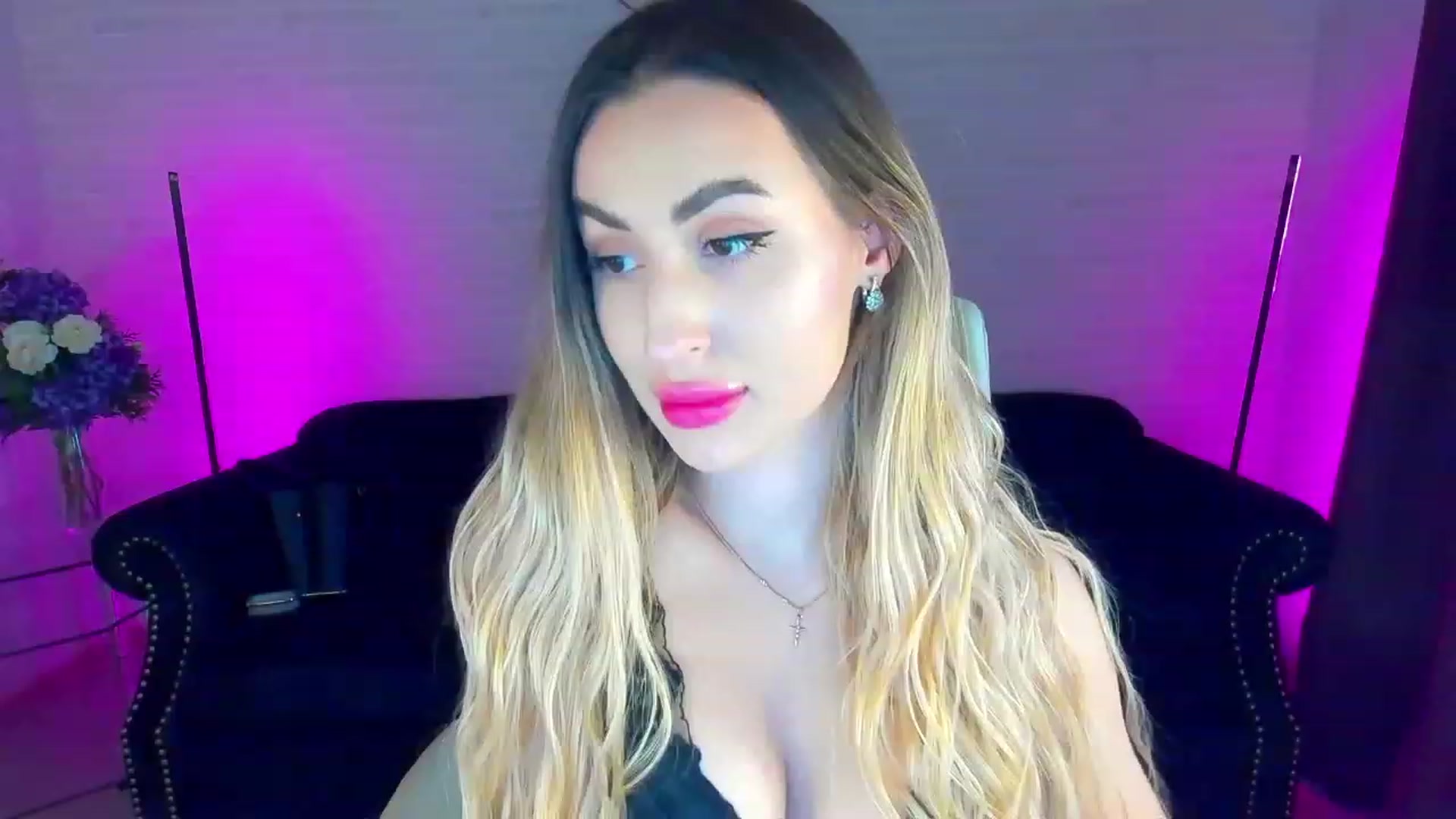 Gallery image thumbnail from LiaBrazzer's myfreecams stream on, 03/15/2023, 11:43 image 17 of 20