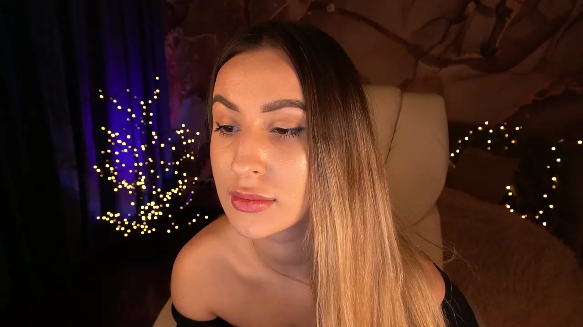 Gallery image thumbnail from LiaBrazzer's myfreecams stream on, 03/18/2023, 16:23 image 10 of 20