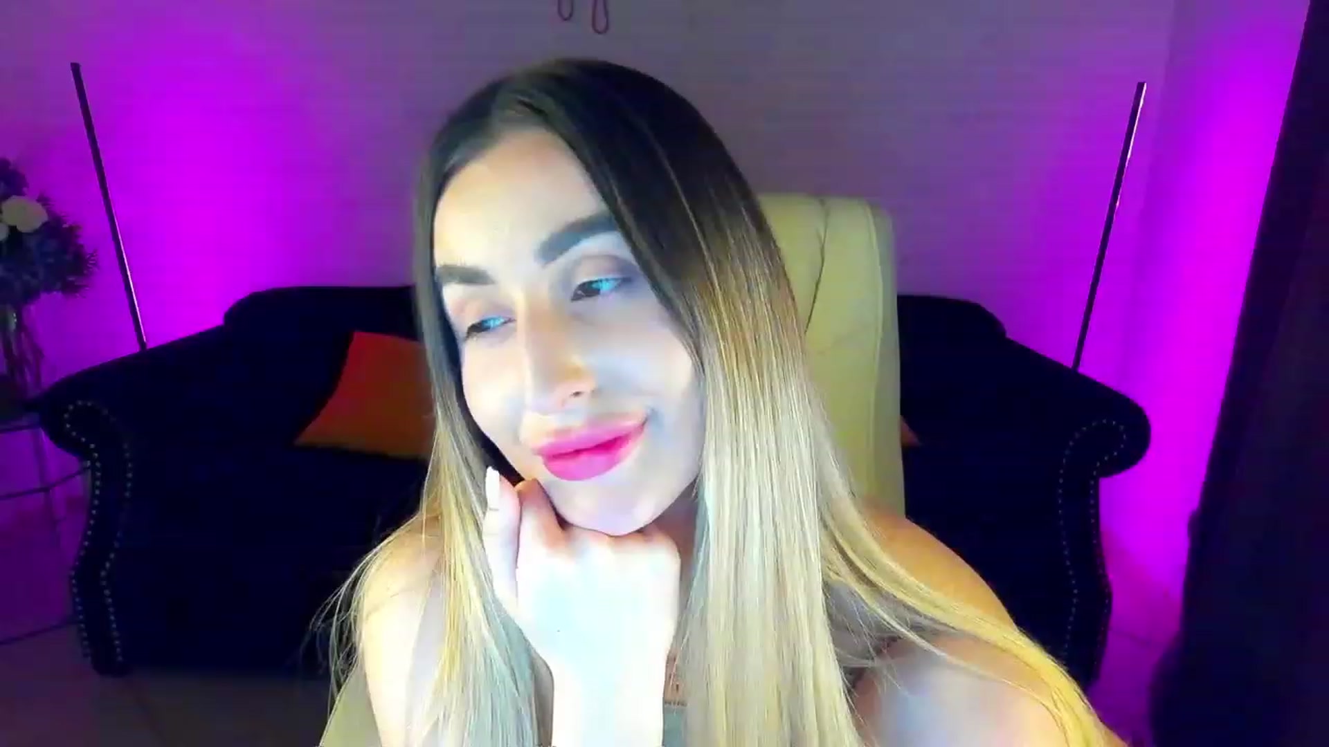 Gallery image thumbnail from LiaBrazzer's myfreecams stream on, 03/19/2023, 19:02 image 15 of 20