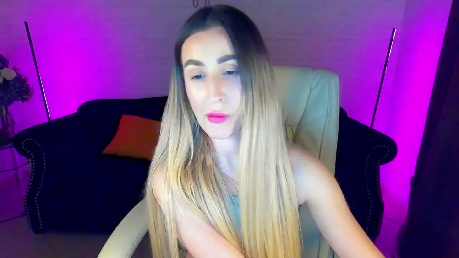 Gallery image thumbnail from LiaBrazzer's myfreecams stream on, 03/19/2023, 19:02 image 19 of 20