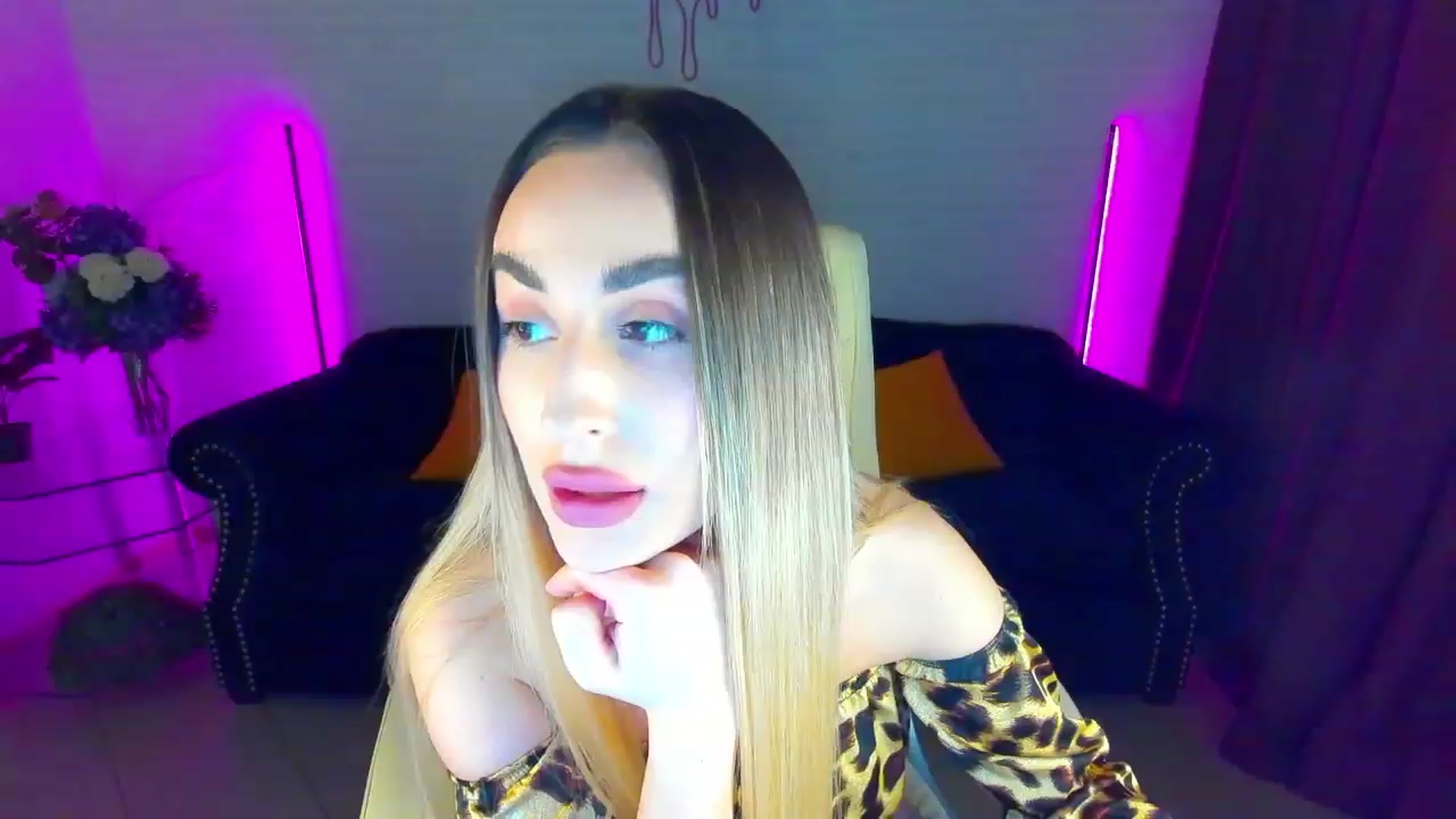 Gallery image thumbnail from LiaBrazzer's myfreecams stream on, 03/20/2023, 16:54 image 7 of 20