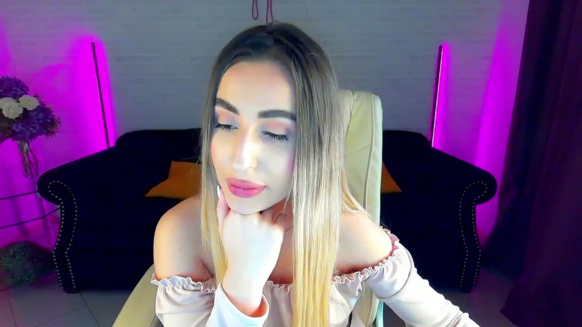 Gallery image thumbnail from LiaBrazzer's myfreecams stream on, 03/21/2023, 16:06 image 13 of 20