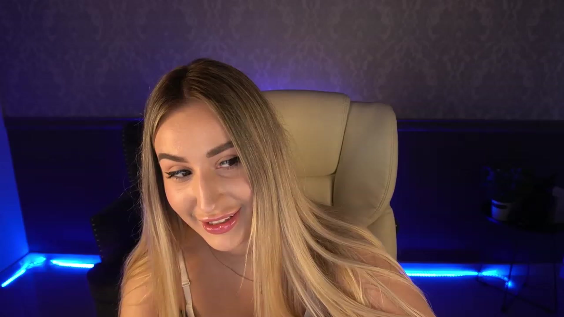 Gallery image thumbnail from LiaBrazzer's myfreecams stream on, 04/17/2023, 07:42 image 13 of 20