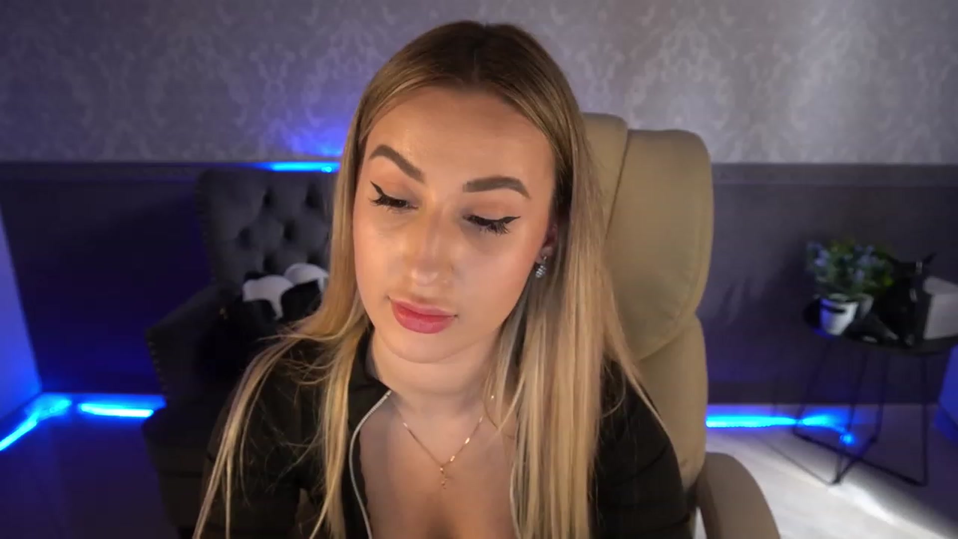 Gallery image thumbnail from LiaBrazzer's myfreecams stream on, 04/17/2023, 10:31 image 12 of 20