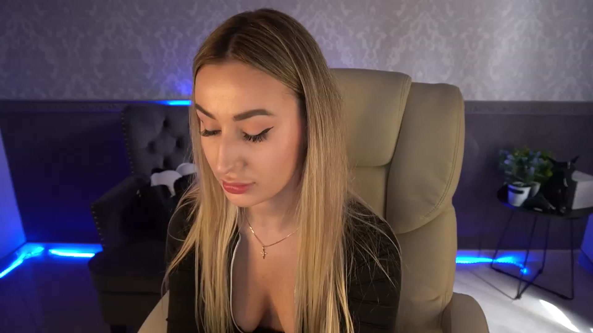 Gallery image thumbnail from LiaBrazzer's myfreecams stream on, 04/17/2023, 10:31 image 10 of 20