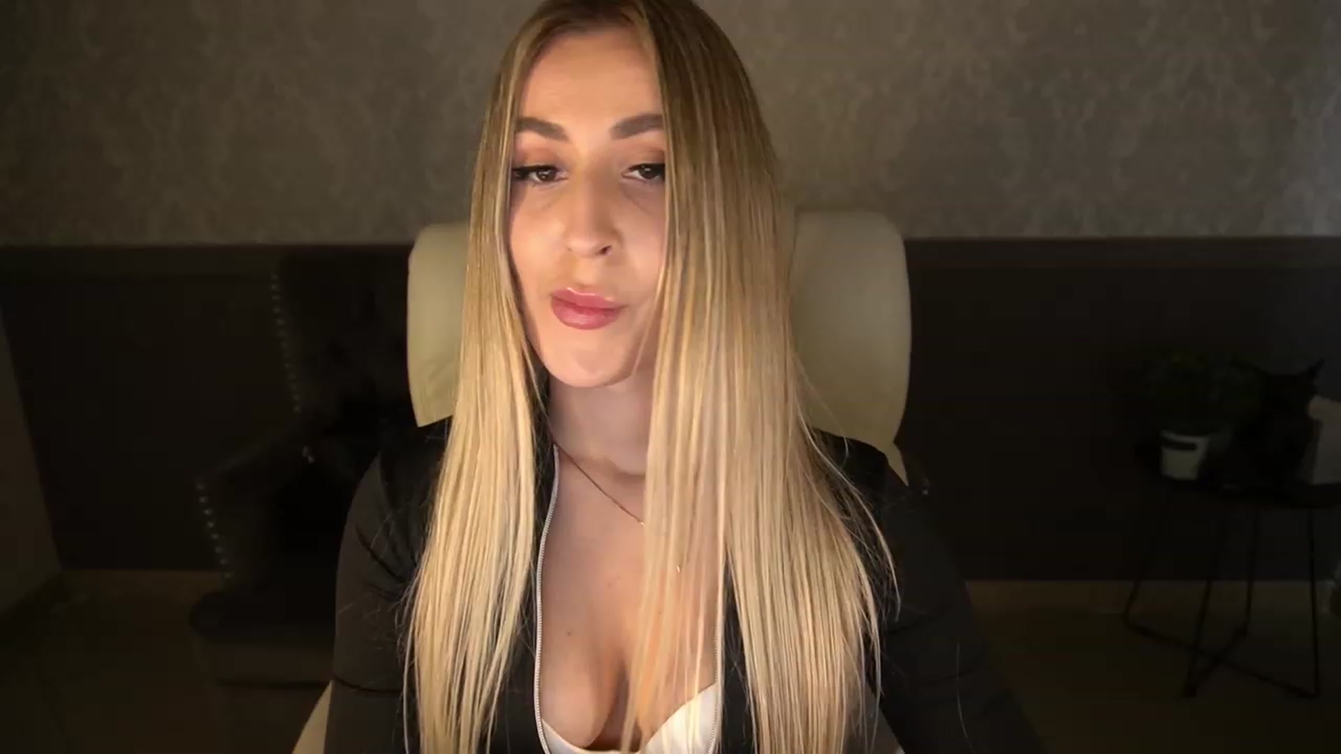 Gallery image thumbnail from LiaBrazzer's myfreecams stream on, 04/17/2023, 12:17 image 9 of 20