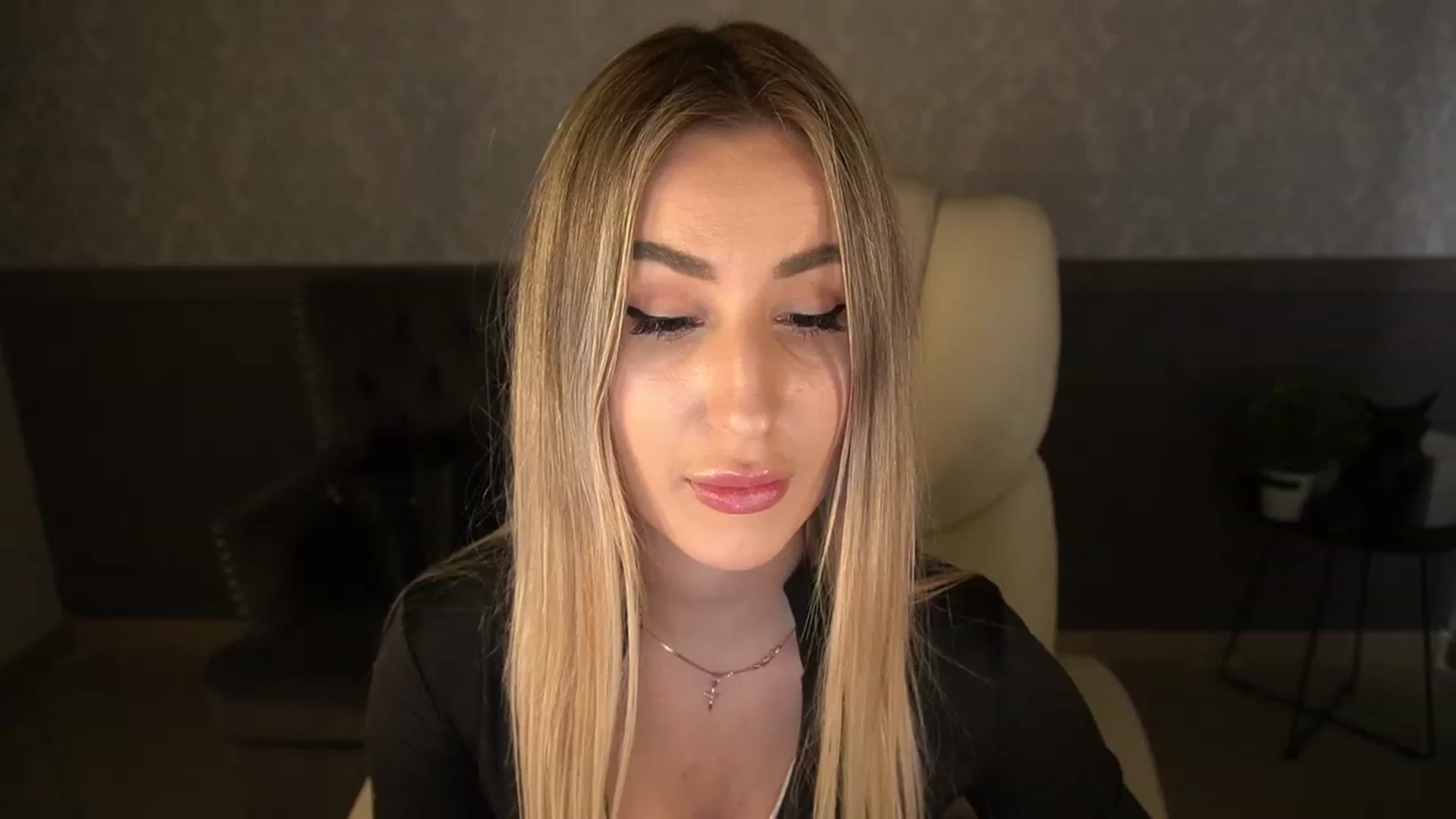 Gallery image thumbnail from LiaBrazzer's myfreecams stream on, 04/17/2023, 12:17 image 6 of 20