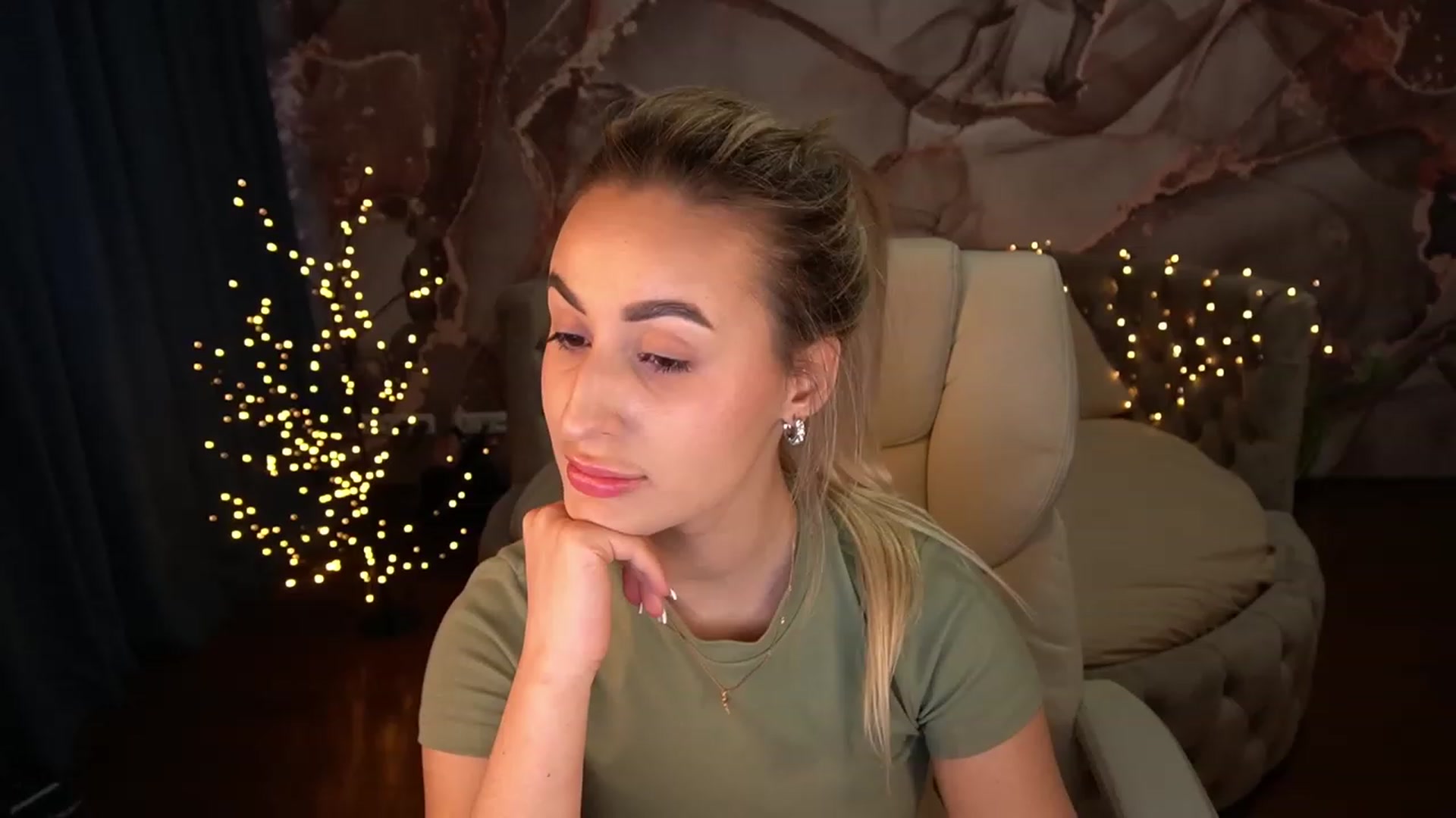 Gallery image thumbnail from LiaBrazzer's myfreecams stream on, 05/01/2023, 16:54 image 6 of 20