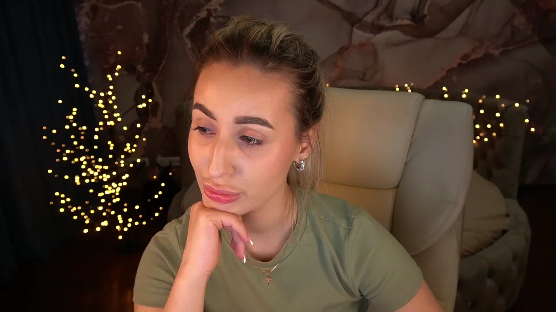 Gallery image thumbnail from LiaBrazzer's myfreecams stream on, 05/01/2023, 16:54 image 13 of 20