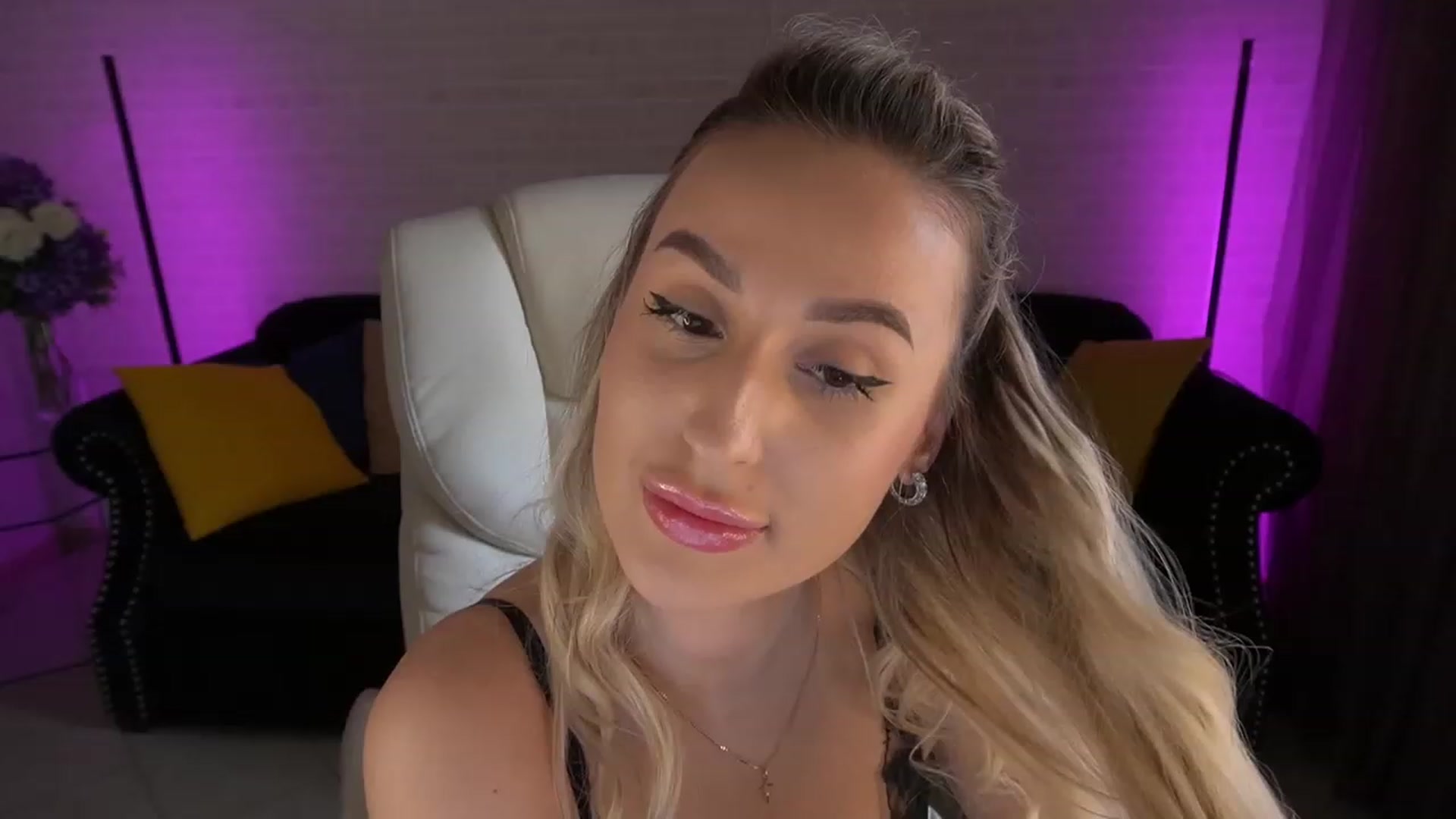 Gallery image thumbnail from LiaBrazzer's myfreecams stream on, 05/05/2023, 09:36 image 1 of 20