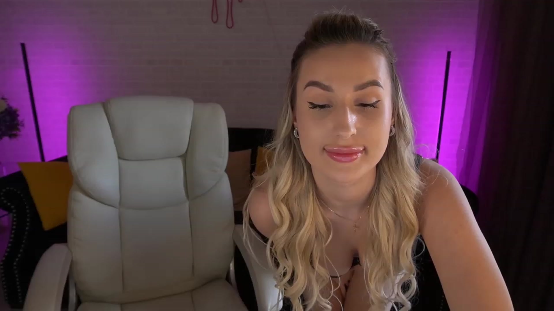 Gallery image thumbnail from LiaBrazzer's myfreecams stream on, 05/05/2023, 10:07 image 5 of 20