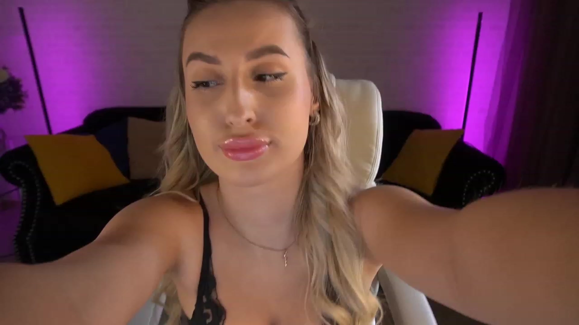 Gallery image thumbnail from LiaBrazzer's myfreecams stream on, 05/05/2023, 10:07 image 8 of 20