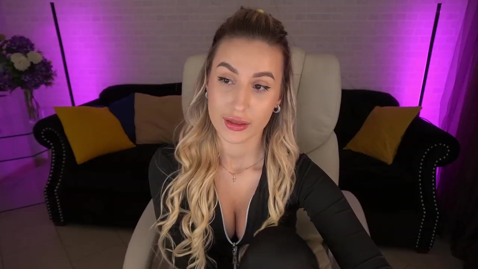 Gallery image thumbnail from LiaBrazzer's myfreecams stream on, 05/05/2023, 11:52 image 7 of 20