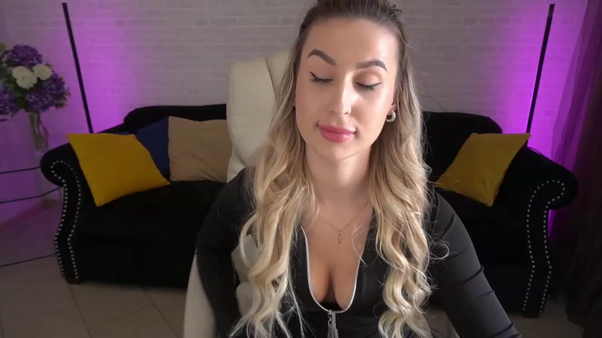 Gallery image thumbnail from LiaBrazzer's myfreecams stream on, 05/05/2023, 11:52 image 18 of 20