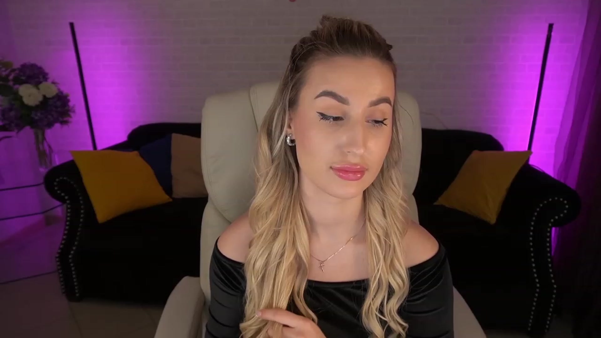 Gallery image thumbnail from LiaBrazzer's myfreecams stream on, 05/05/2023, 11:52 image 2 of 20