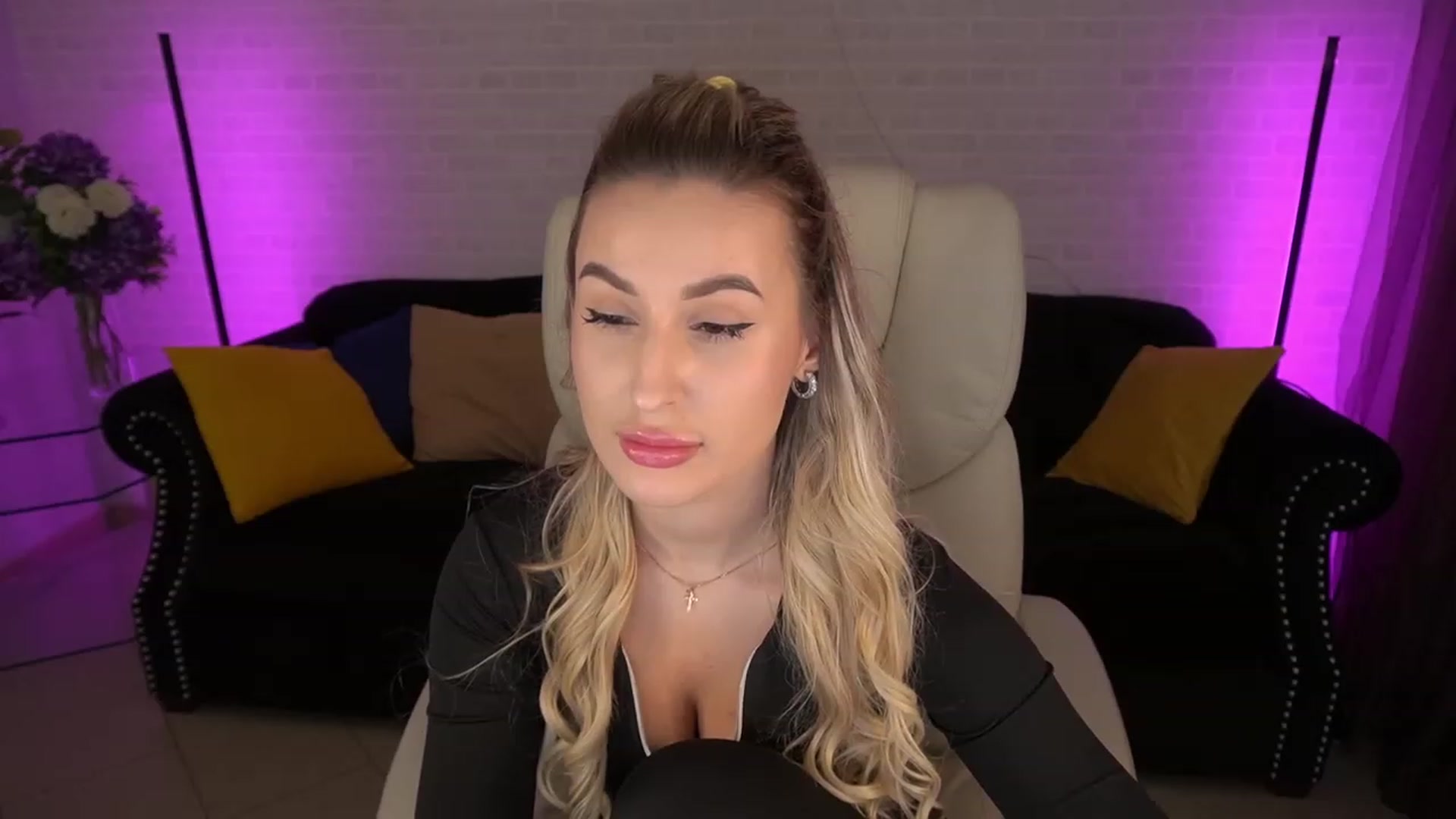 Gallery image thumbnail from LiaBrazzer's myfreecams stream on, 05/05/2023, 11:52 image 6 of 20