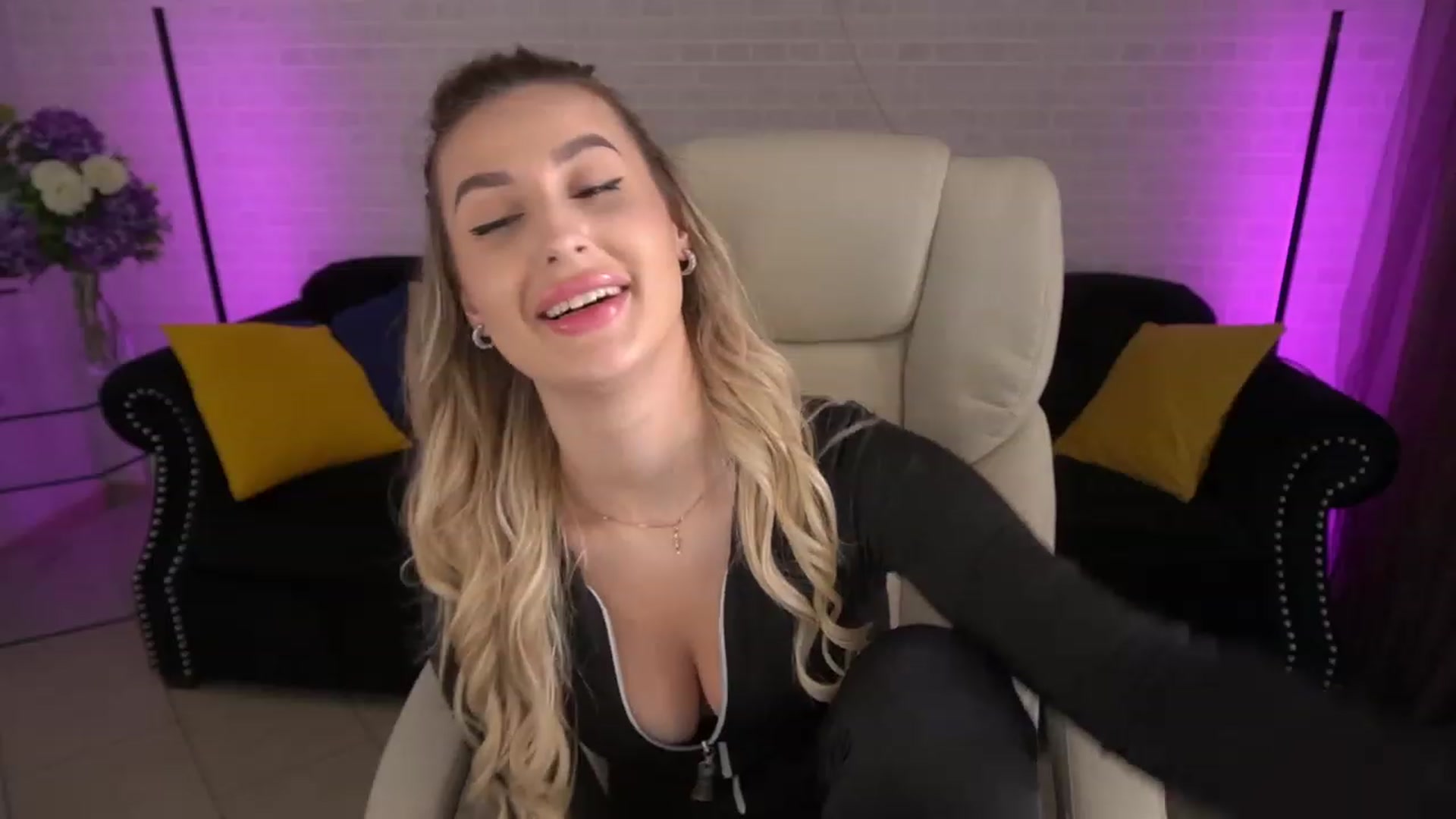 Gallery image thumbnail from LiaBrazzer's myfreecams stream on, 05/05/2023, 11:52 image 11 of 20