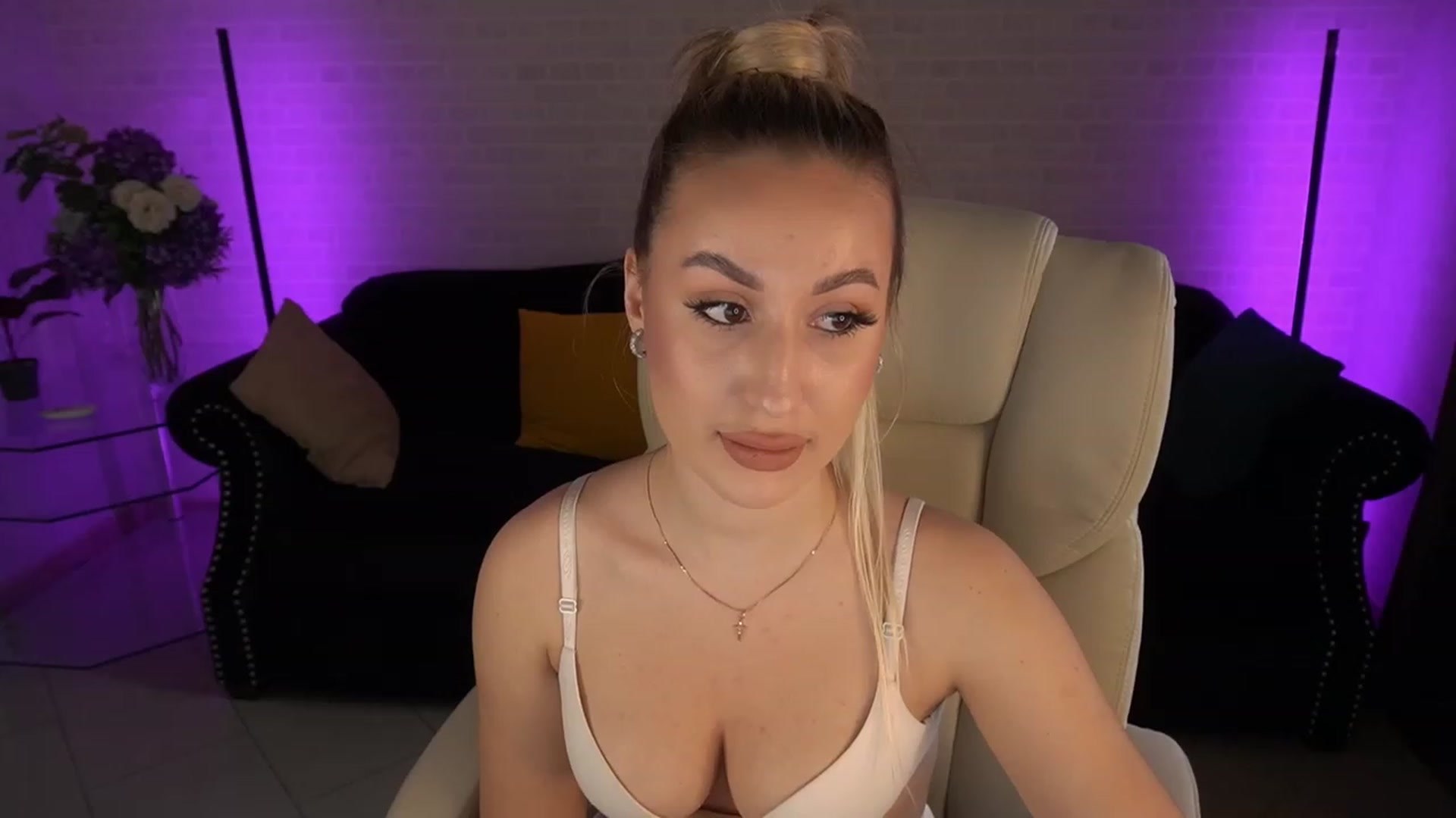 Gallery image thumbnail from LiaBrazzer's myfreecams stream on, 05/09/2023, 14:08 image 6 of 20