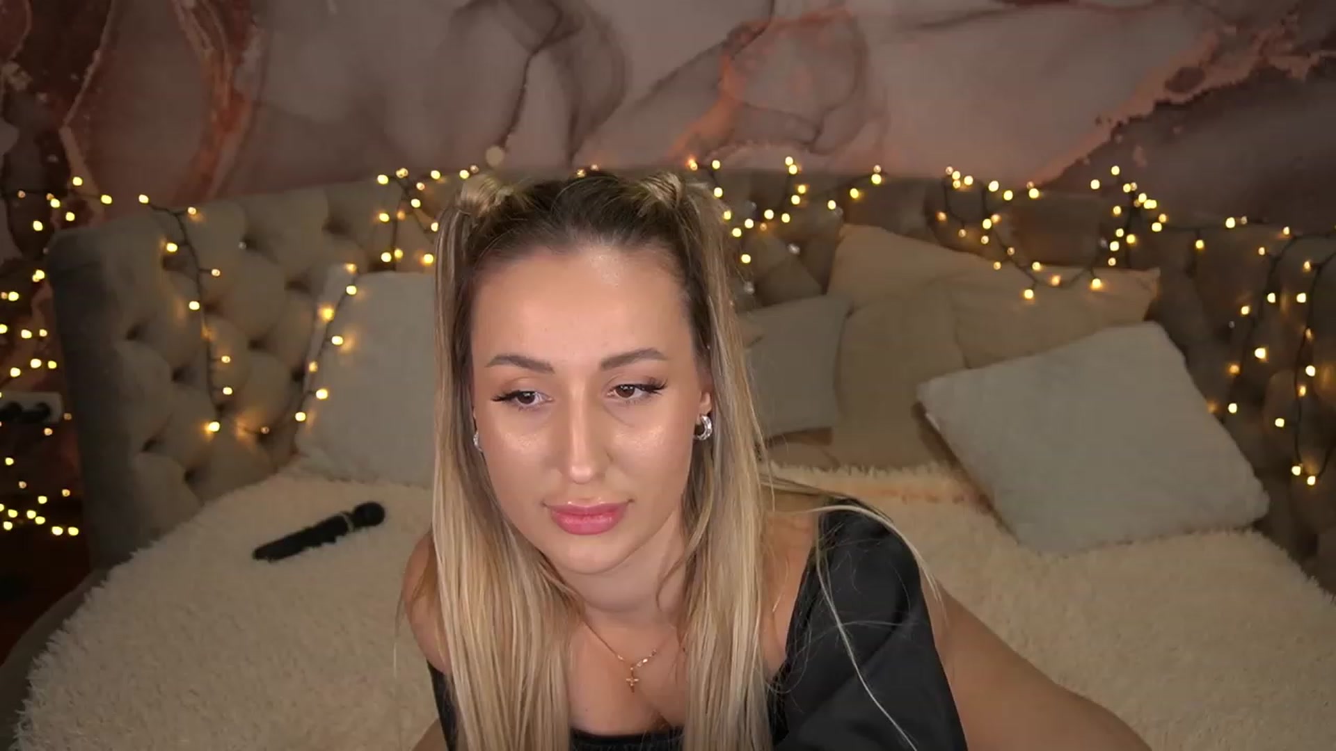 Gallery image thumbnail from LiaBrazzer's myfreecams stream on, 05/11/2023, 14:29 image 18 of 20