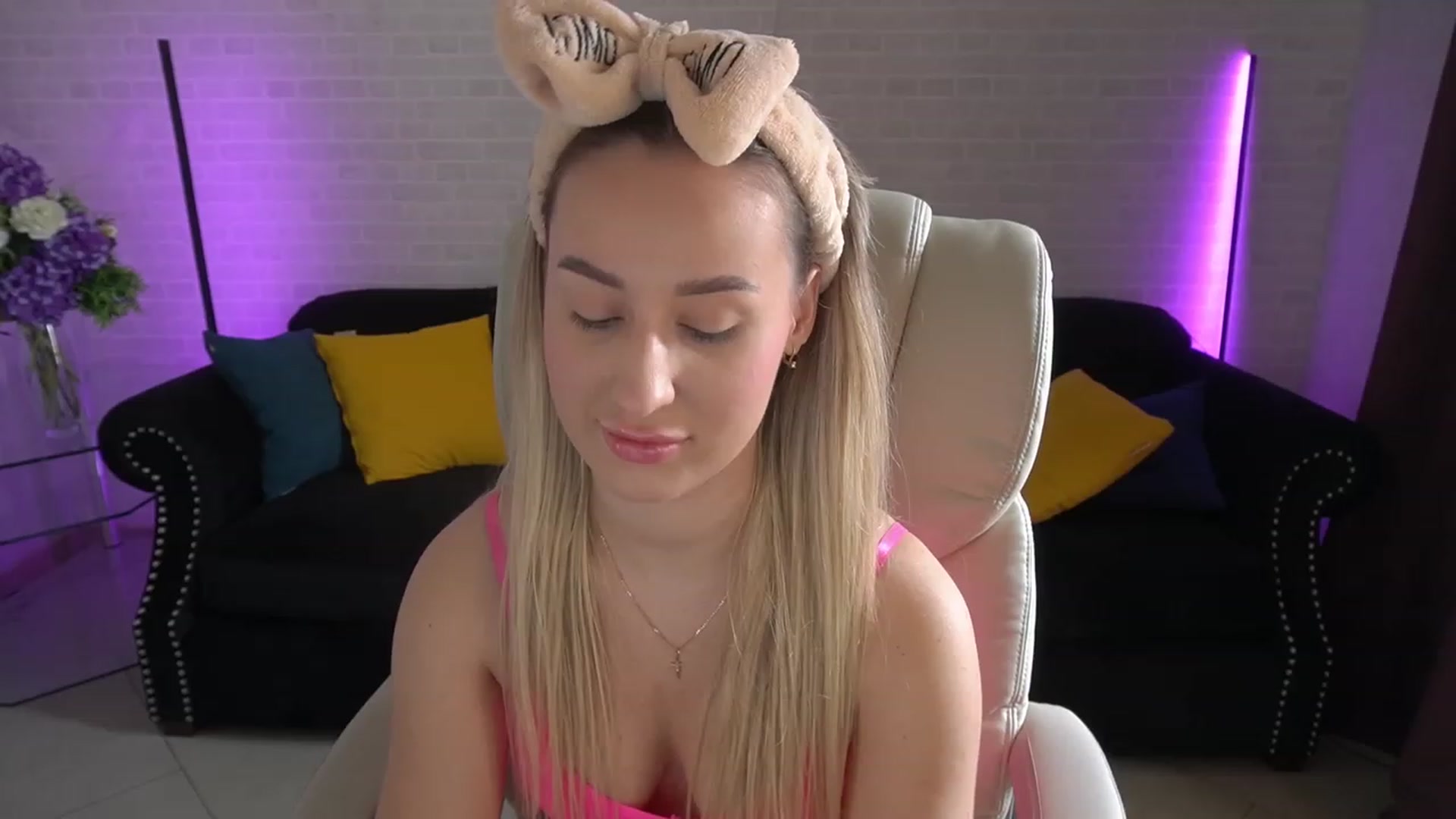Gallery image thumbnail from LiaBrazzer's myfreecams stream on, 05/16/2023, 13:55 image 3 of 20