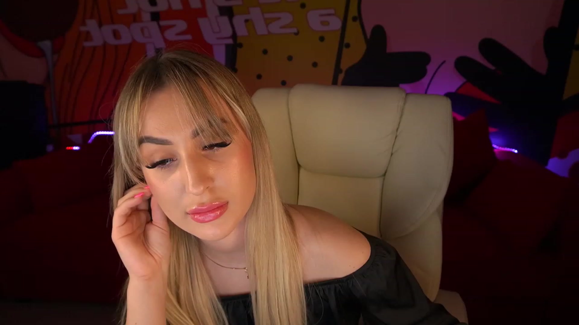 Gallery image thumbnail from LiaBrazzer's myfreecams stream on, 05/18/2023, 18:21 image 17 of 20