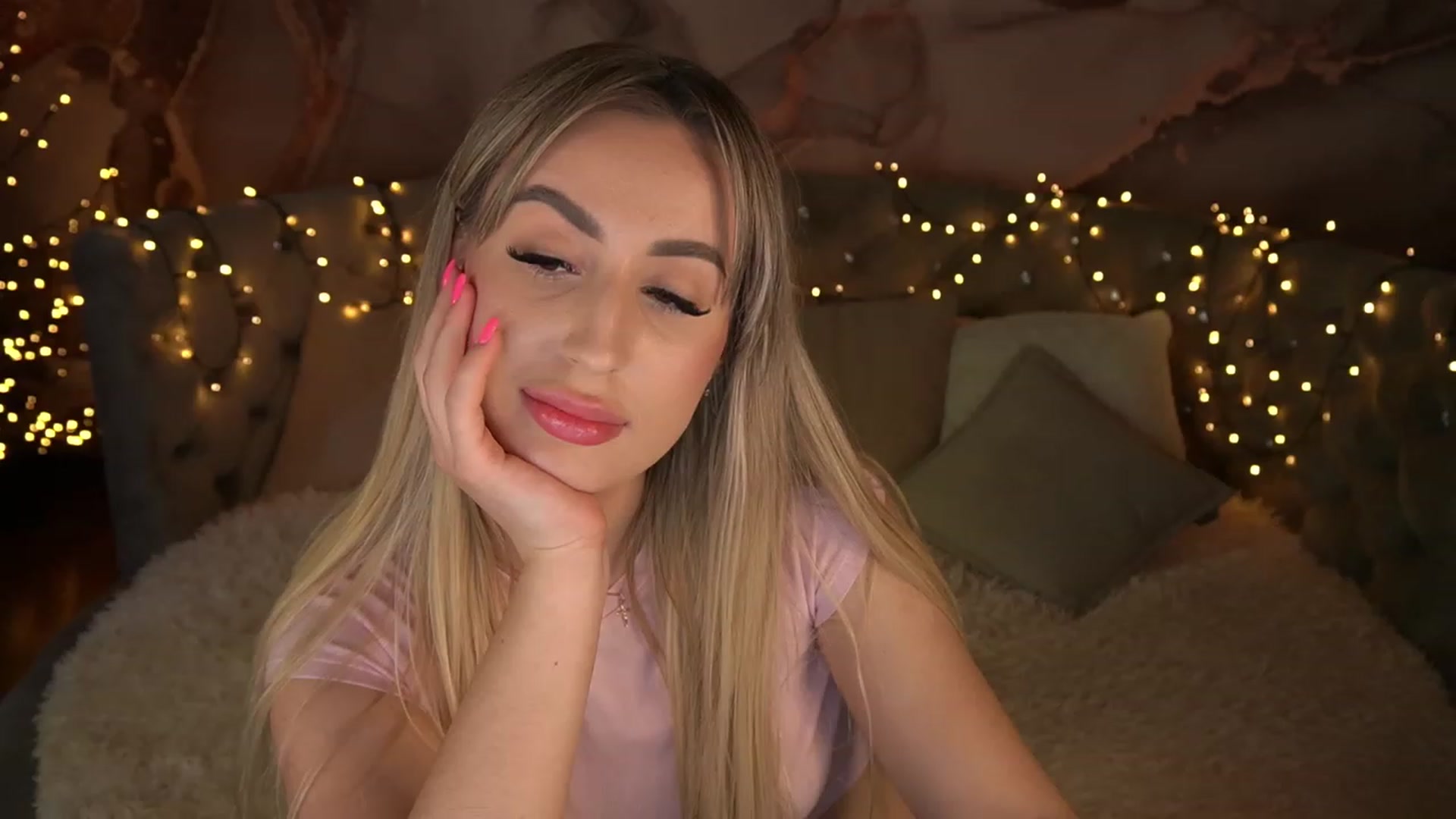 Gallery image thumbnail from LiaBrazzer's myfreecams stream on, 05/20/2023, 12:52 image 17 of 20