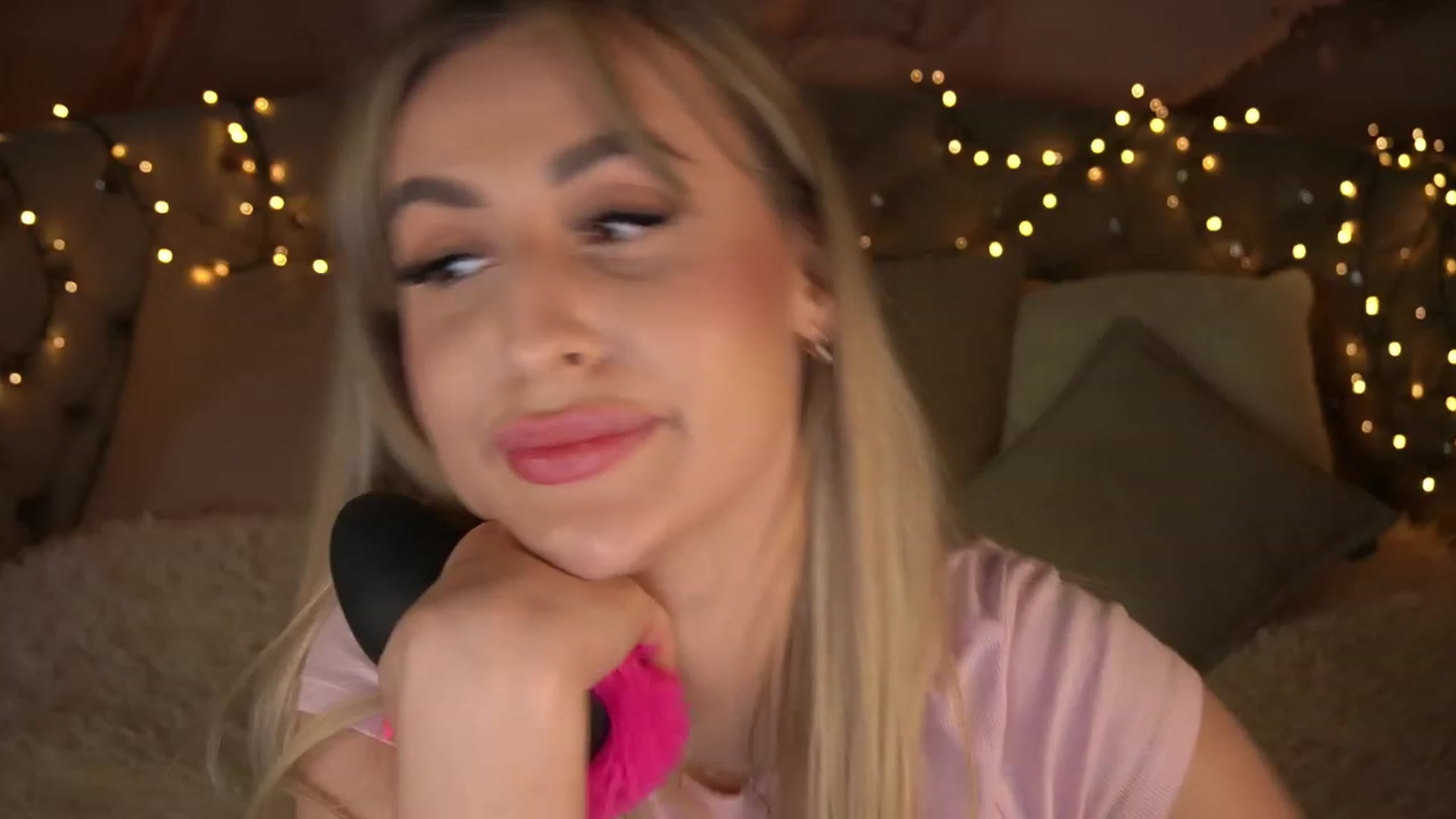 Gallery image thumbnail from LiaBrazzer's myfreecams stream on, 05/20/2023, 12:52 image 18 of 20