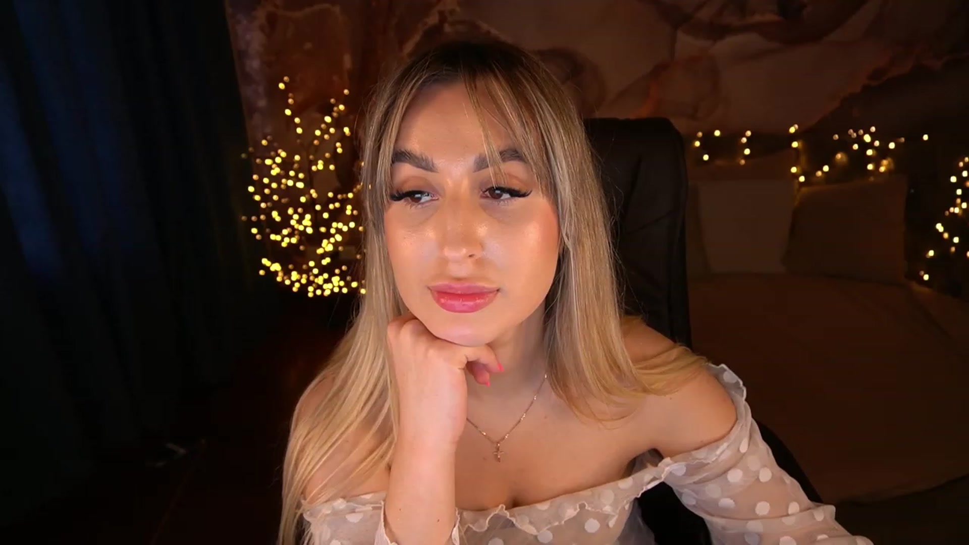 Gallery image thumbnail from LiaBrazzer's myfreecams stream on, 05/21/2023, 16:14 image 15 of 20